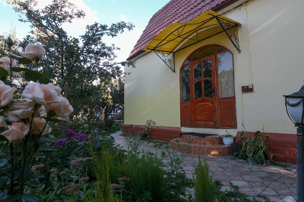 Jamilya'S B&B Guest House カラコル エクステリア 写真