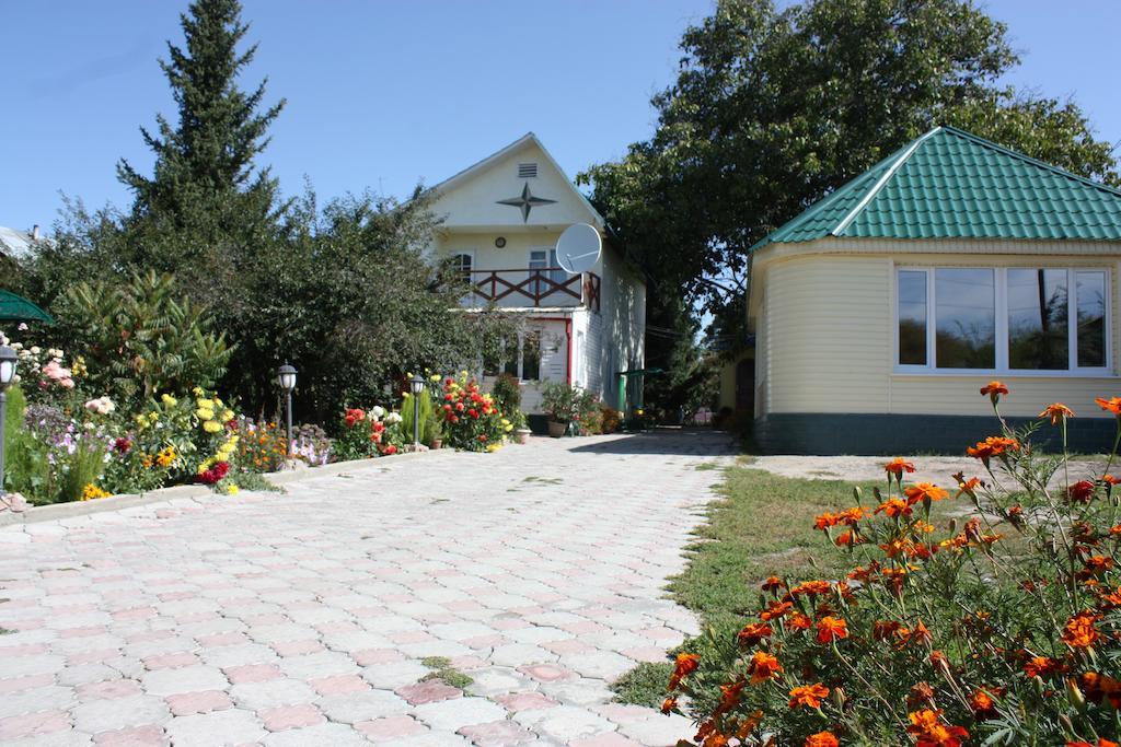 Jamilya'S B&B Guest House カラコル エクステリア 写真